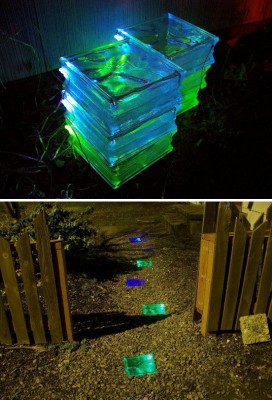 Zu Lampen umgebaute Glasbausteine in den Leuchtfarben Blau und Grün