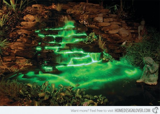 Mit einem Lichtschlauch wurde ein kleiner Wasserfall eindrucksvoll grün erleuchtet.