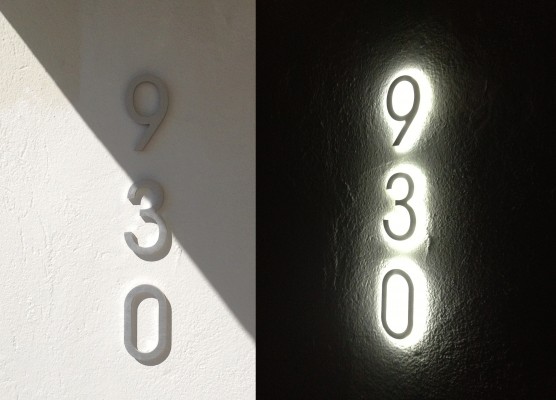 Reduziert auf das Wesentliche - Hausnummern aus Edelstahl mit LED-Hinterleuchtung passen perfekt zu moderner Architektur mit klaren Linien. Sie sind sowohl tagsüber als auch nachts gut zu erkennen. Gefunden bei https://930stratford.wordpress.com/tag/led-house-numbers/ 
