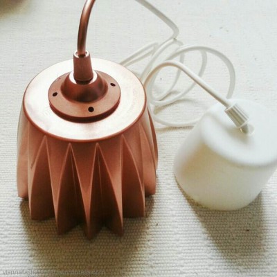 Bild von http://viennafashionwaltz.com/2015/02/17/diy-upcycling-neuer-lampenschirm-aus-altem-blumentopf-lampe-ikea-kupfer/