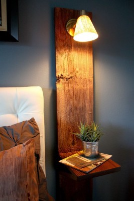 Ein an die Wand gelehntes Brett mit einer daran montierten Lampe ergibt einen wunderbaren Nachttisch.
