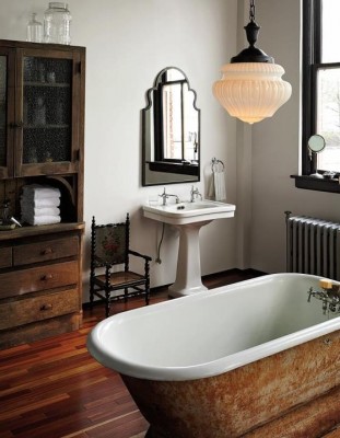 Eine Lampe im Vintage-Look in einem Badezimmer, bringt besonders viel Gemütlichkeit.