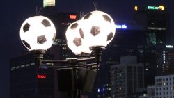 eine Laterne wurde mit Fußballlampen ausgerüstet