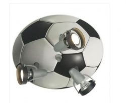 Eine Deckenlampe in Form eines Fußballs mit drei Strahlern