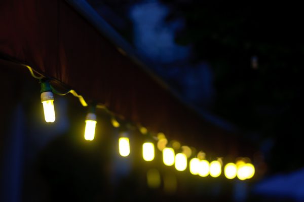 leuchtende Lichterkette bei Nacht