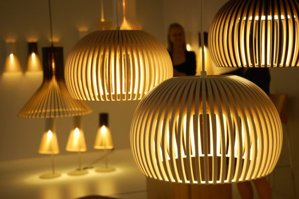 Verschiedene HolzlampenDesigns des finnischen Unternehmens Secto Lamps