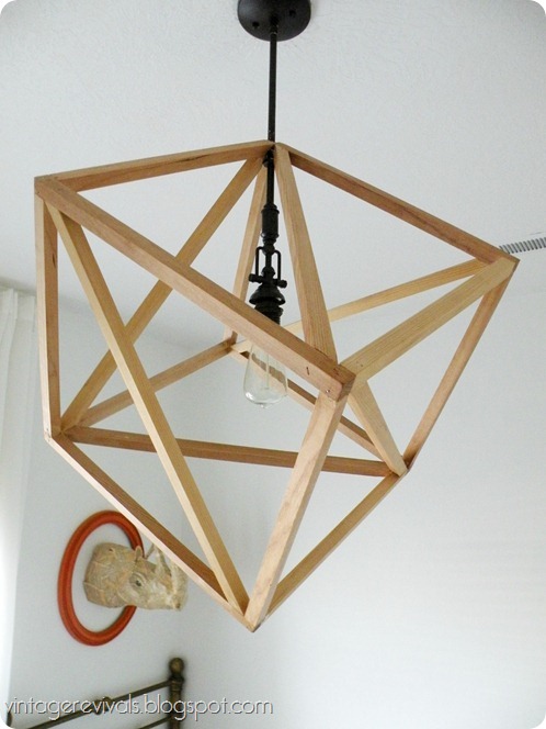 Holzlampen bauen mit Latten zu einem geometrischen Würfel als Lampenschirm