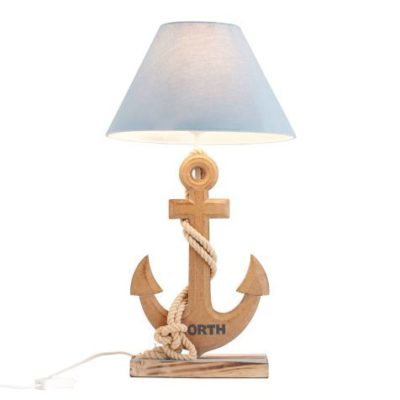 Eine nautische Lampe mit einem Holzsockel in Form eines Ankers für das Schlafzimmer