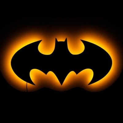 Eine coole DIY-Superhelden-Lampe: Ein Batsignal, das indirekt orange im Dunkeln leuchtet