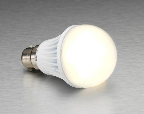 LED Lampe, die auf einer Metallfläche liegt