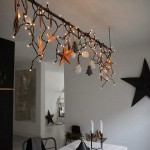 Um eine Stange über dem Esstisch wurde eine Lichterkette sowie weihnachtliche Deko-Elemente gewickelt und gehangen.