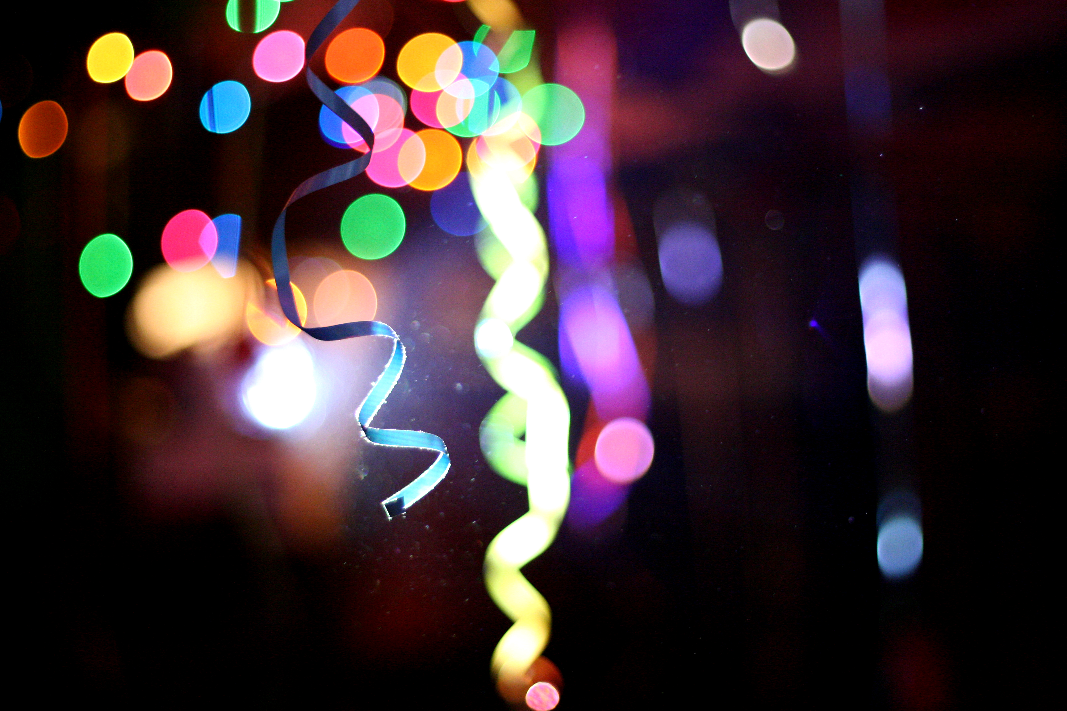 Luftschlangen leuchten im Partylicht