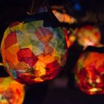 Partybeleuchtung im Garten mit bunten Papier-Lampions