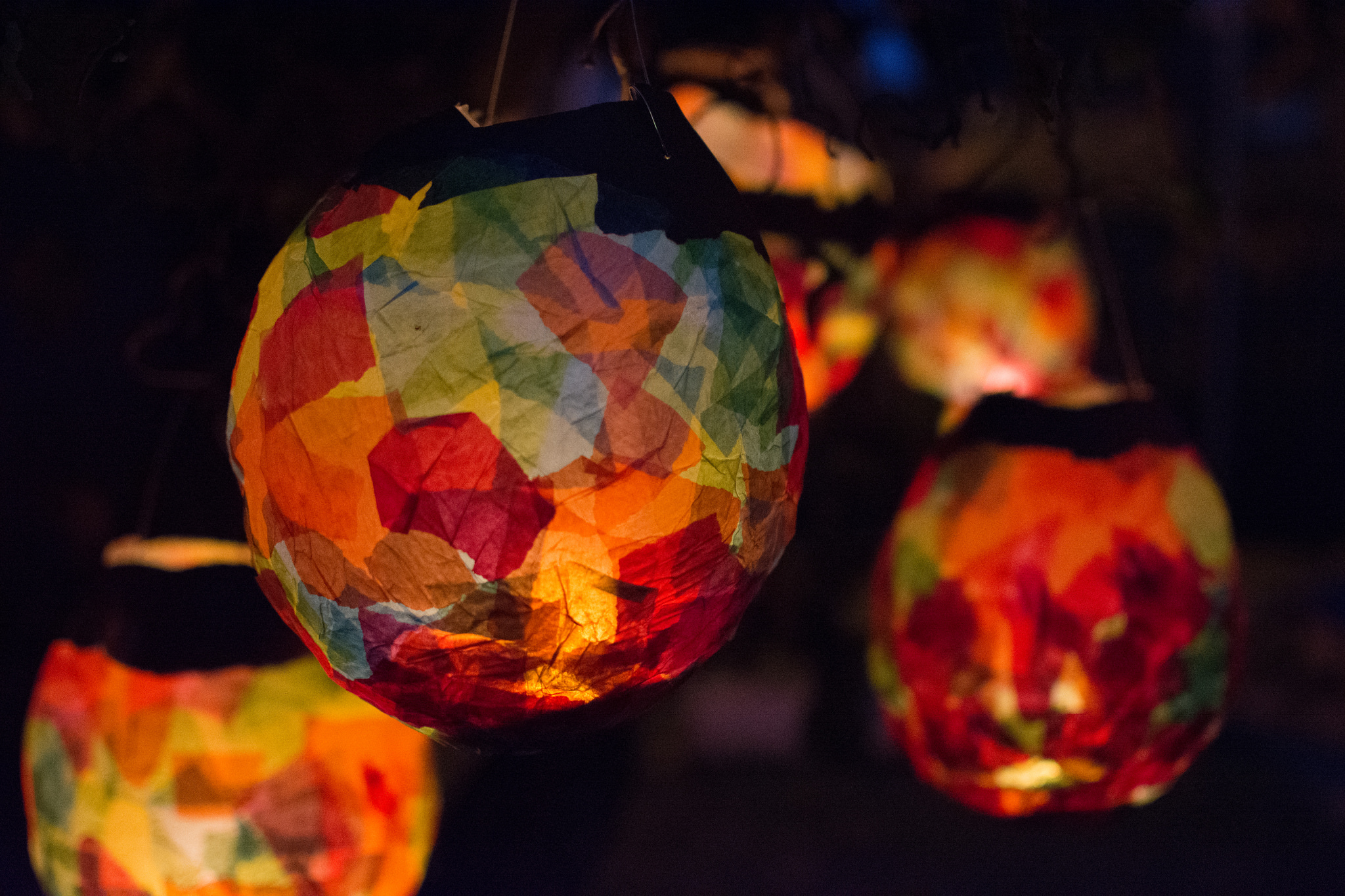 Partybeleuchtung im Garten mit bunten Papier-Lampions