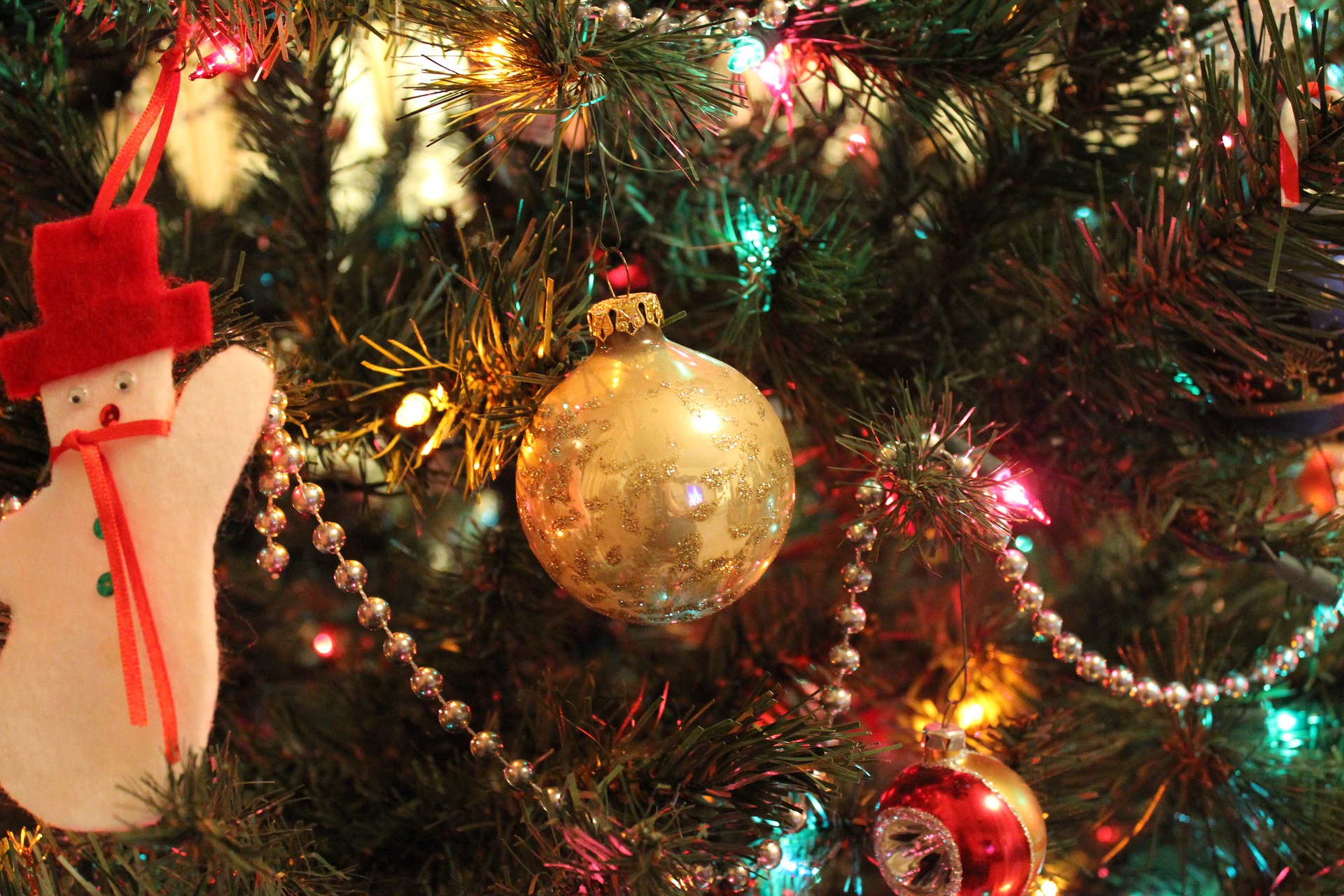 Ein geschmückter Weihnachtsbaum mit Lichterketten über und über - aber auch hier droht Feuergefahr!