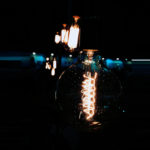 Vintage-Leuchten mit großen Glaskolben bringen den richtigen Steampunk Look