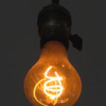 Das Centennial Light: eine traditionelle Glühlampe, deren Glühfaden noch schummrig-warmes Licht abstrahlt
