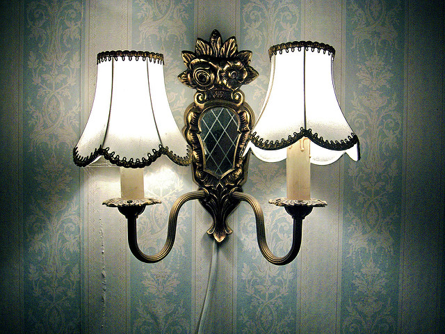 Eine leuchtende Wandlampe mit zwei Armen und Lampenschirmen