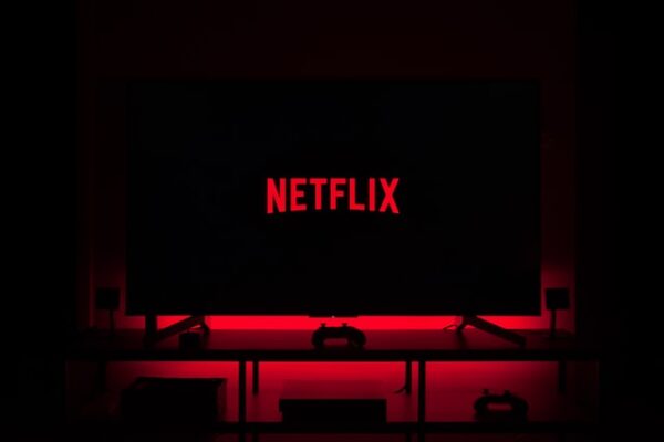 Ein Fernseher, auf dem das Wort Netflix steht. Die Hintergrundbeleuchtung ist rot.