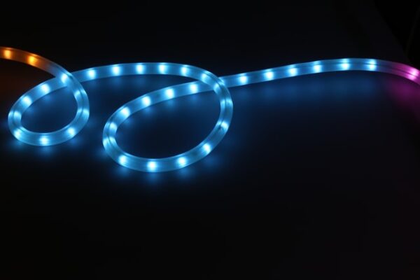 Ein LED Streifen mit verschiedenfarbigen Dioden. 
