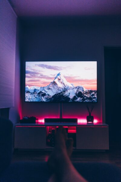 Ein Fernseher mit einem Berg als Bild. Darunter eine rote LED Leiste