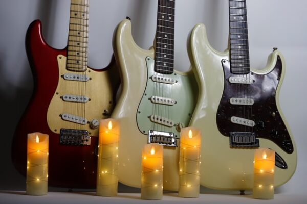Elektrische Kerzen vor drei E-Gitarren