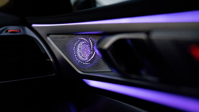 Nahaufnahme eines Lautsprechers im Auto, der lila beleuchtet wird