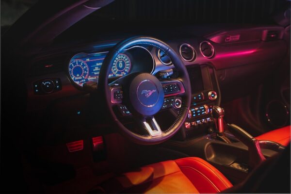 Der Innenraum eines Mustangs wird atmosphärisch beleuchtet