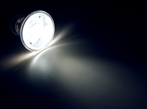 ein LED-Spot leuchtet ins Dunkle